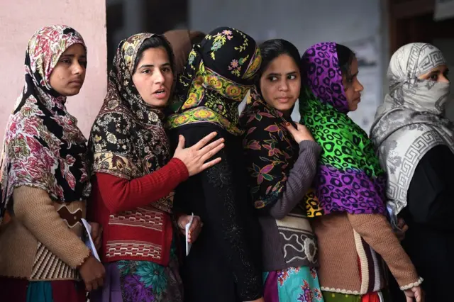 হিন্দু-মুসলমান বিয়ের নিন্দা করছে দুই পক্ষের কট্টরপন্থীরাই।