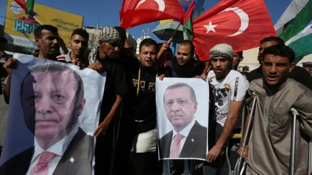 তুরস্কের প্রেসিডেন্ট এরদোয়ানের পুন:নির্বাচনে উল্লাস করছেন গাজায় খান ইউনিস শরণার্থী শিবিরের ফিলিস্তিনীরা, জুন ২৫, ২০১৮