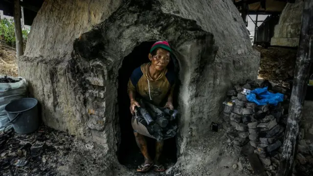 Selain di Kubu Raya, produksi arang mangrove juga dilakukan oleh masyarakat di Kampung Tua Tanjung Gundap, Batam, kepulauan Riau Indonesia, pada 5 Agustus 2019.