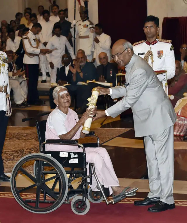 राष्ट्रपतींकडून नारीशक्ती पुरस्कार स्विकारताना