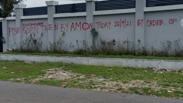 Aworan ile Gomina Abdulfatai Ahmed ti AMCON gbesele