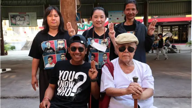 ส. ศิวรักษ์ กับบรรดาแม่ ๆ ของไผ่-จตุภัทร์, เพนกวิน-พริษฐ์, ไมค์-ภาณุพงศ์ (จากซ้ายไปขวา)