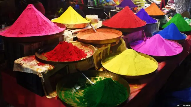 பலூனில் நிரப்பப்பட்டது ஆண் விந்தா? மாதவிடாய் ரத்தமா?