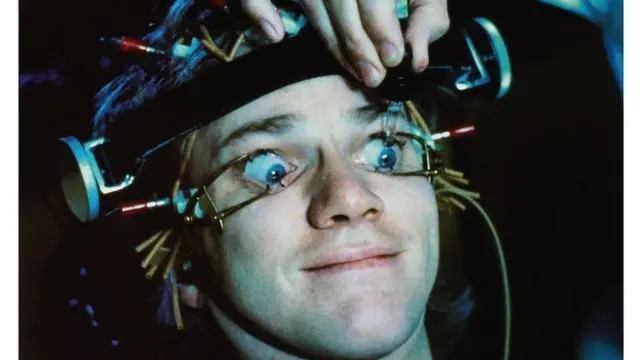 Aleks je podvrgnut eksperimentalnoj terapiji odvraćanja, nazvanoj Ludoviko tehnika, koja, nakon par nedelja primene, navodno rehabilituje kriminalce