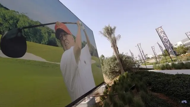 ট্রাম্পের গলফ খেলার চিত্র একটি বিলবোর্ডে