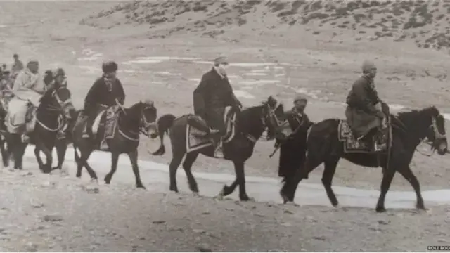 તિબેટમાંથી બચીને નીકળી રહેલા દલાઈ લામા