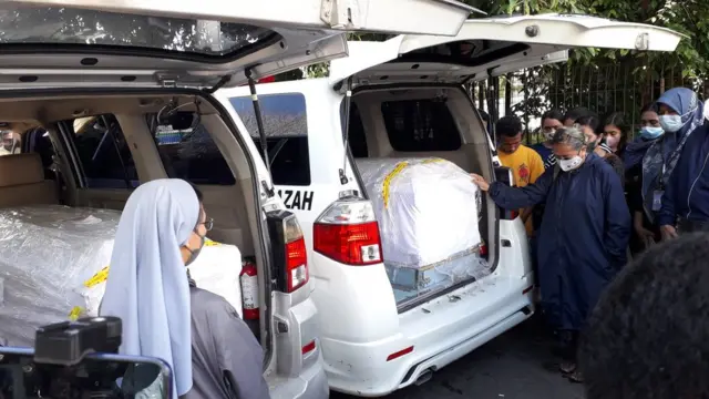 Suster Laurentina dan Pendeta Emmy mendoakan kedua jenazah di kargo Bandara El Tari, Kupang.