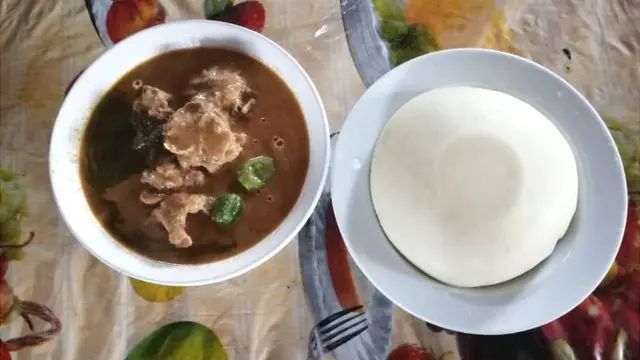 Ce plat coûte environ 8 $ US dans un restaurant de référence en matière d'igname pilée à Cotonou.