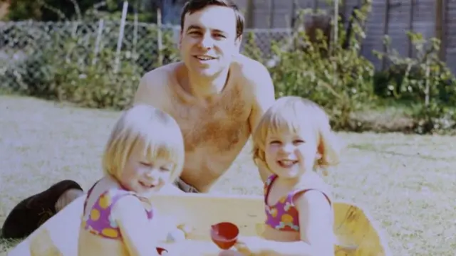 Rachel et sa soeur pendant leur enfance avec leur père