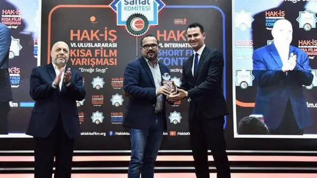 সেরা পরিচালকের পুরস্কার হাতে জসীম আহমেদ