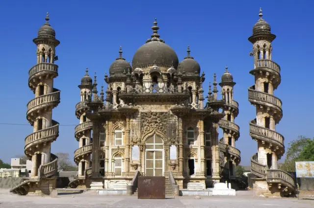 1892 में नवाब महाबत ख़ान द्वितीय का जूनागढ़ में बना मकबरा