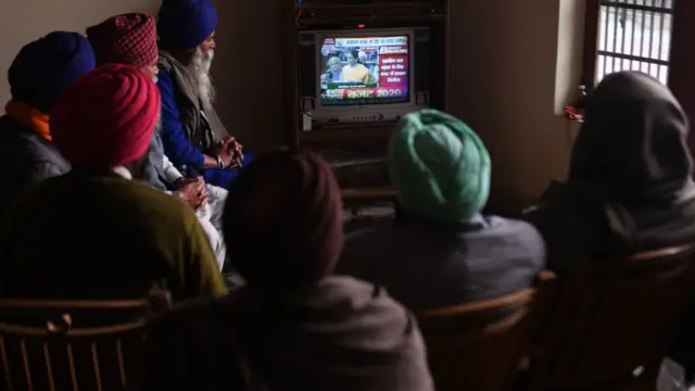 బడ్జెట్ ప్రసంగాన్ని టీవీలో చూస్తున్న ప్రజలు