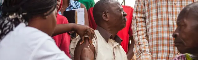 Okunrin to n gba abẹrẹ