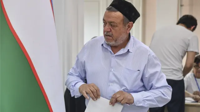 Житель Ташкента голосует на конституционном референдуме на избирательном участке в столице, 30 апреля 2023 г.