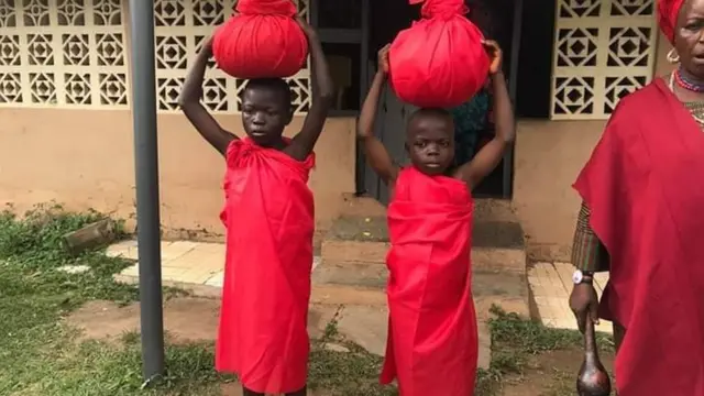 Awọn oloriṣa Sango pẹlu awọn Arugba Sango nibi ajọdun Sango nilu Ọyọ