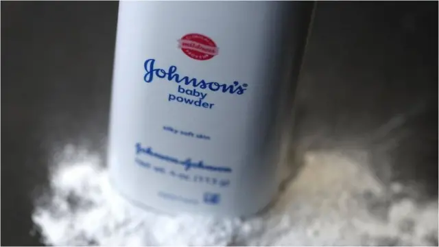 చిన్నపిల్లల పౌడర్ ఆస్బెస్టాస్తో కలుషితమైందనే ఆరోపణలపై జాన్సన్ అండ్ జాన్సన్ కోర్టు కేసులను ఎదుర్కొంటోంది.