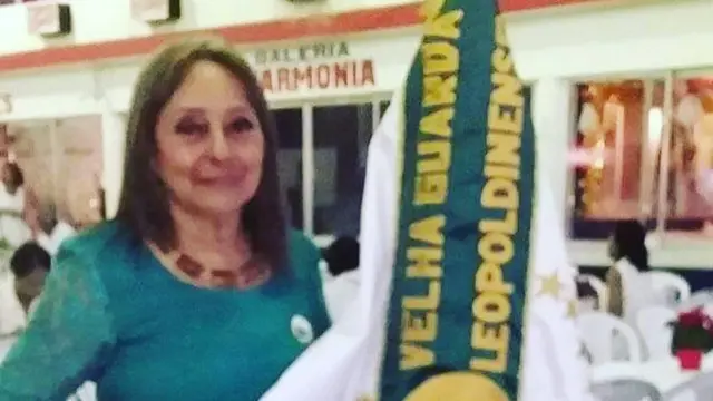 Senhora vestidabukit777 slotverde exibe bandeira da Imperatriz Leopoldinense