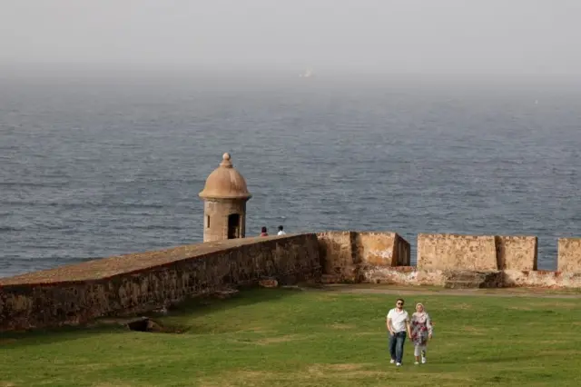Una pareja en el fuerte de San Cristóbal, de San Juan, Puerto Rico