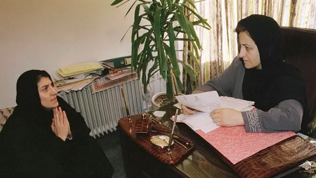 پرستو فروهر (چپ) در دفتر شیرین عبادی که یکی از وکلای پرونده قتل‌های زنجیره‌ای در ایران بود