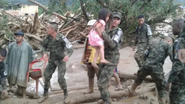 Soldado carrega menina durante operaçãojogos de moda onlineresgate