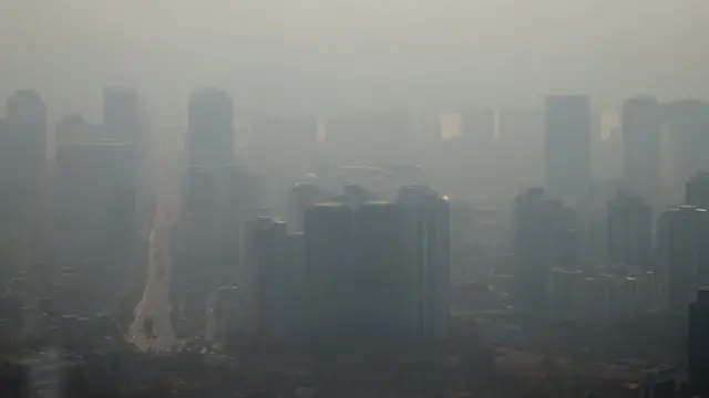 초미세먼지 농도가 '나쁨' 수준을 보이는 지난해 10월 27일 서울 남산타워에서 바라본 도심이 미세먼지로 뿌옇다