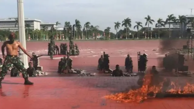 Awọn ọmọogun ilẹ Indonesia tun nrin lori ina