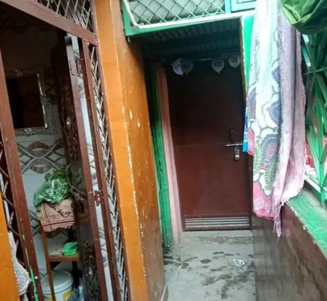 अशा खोल्यांमध्ये सेक्स वर्कर्स राहतात.