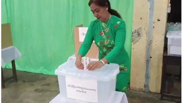 လမ်းမတော်မြို့နယ်တွင် ပြည်သူတစ်ဦး မဲပေးနေစဉ်