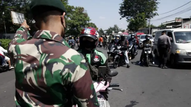 জাভা ও বালিতে লকডাউন কার্যকর করতে সেনাবাহিনী নামোনো হয়েছে ইন্দোনেশিয়ায়