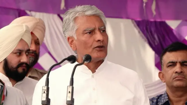 ਸੁਨੀਲ ਜਾਖੜ ਨੇ ਚੰਨੀ 'ਤੇ ਨਿਸ਼ਾਨਾ ਸਾਧਿਆ ਅਤੇ ਕਿਹਾ ਕਿ ਉਨ੍ਹਾਂ ਦੇ ਲਾਲਚ ਨੇ ਪਾਰਟੀ ਨੂੰ ਹੇਠਾਂ ਡੇਗ ਦਿੱਤਾ ਹੈ ।