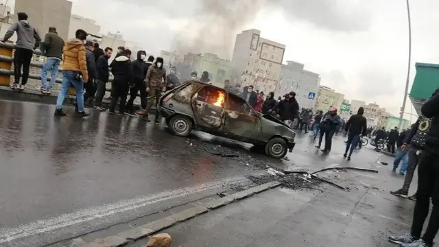 Тегерандагы өрттөнгөн унаа