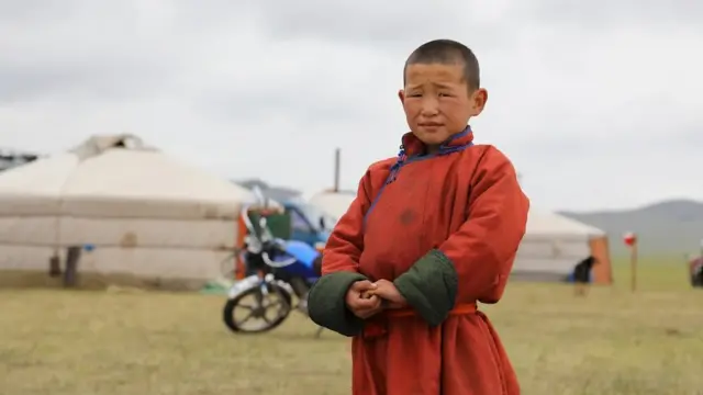 Улуттук кийим кийген монгол бала.