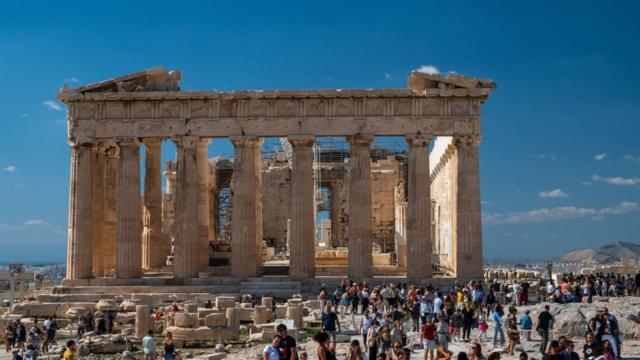 Turistas visitan el Partenón en la Acrópolis de Atenas