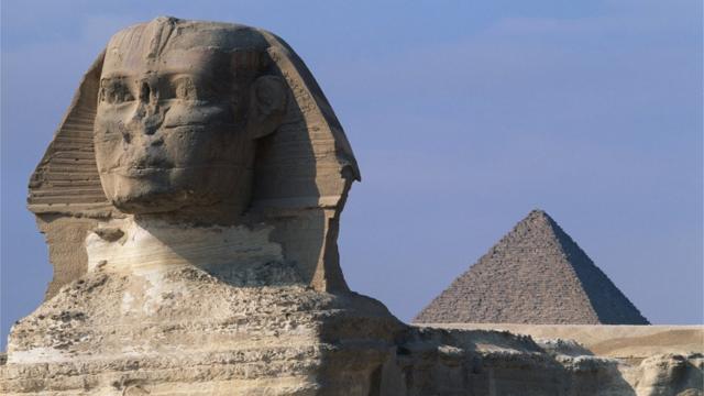 La tête du sphinx et les pyramides d'Egypte