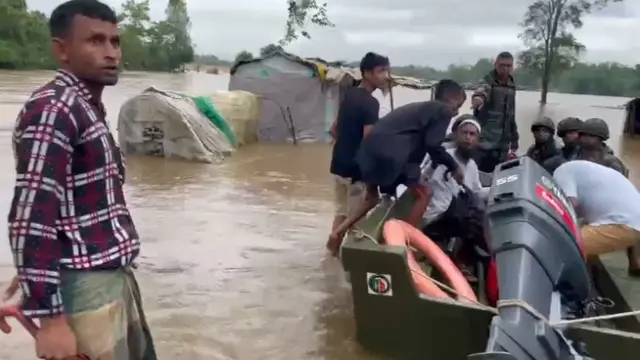 সুনামগঞ্জে সেনাবাহিনীর সদস্যরা উদ্ধার তৎপরতা চালাচ্ছে।
