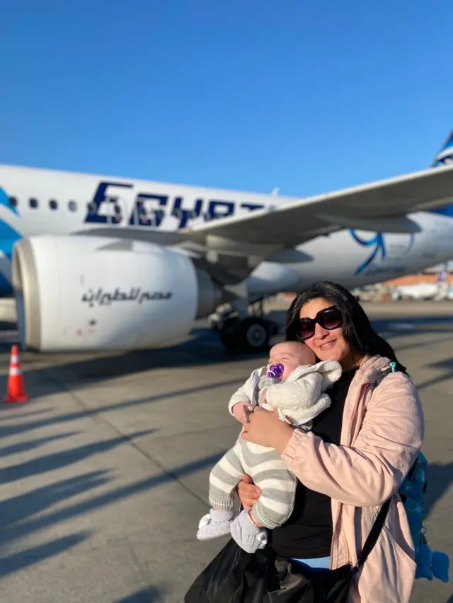 فاطمة قبل صعودها للطائرة المتجهة إلى بيروت