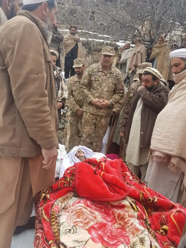 પીડિત પરિવાર સાથે ઊભેલા પાકિસ્તાની સેનાના કર્નલ ફૈસલ કુરેશી