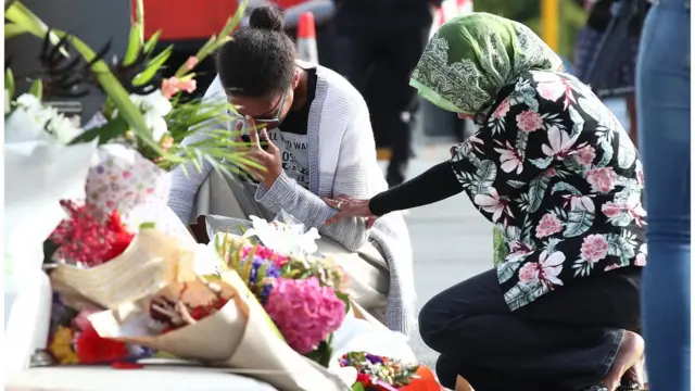 نساء تضعن أكاليل الزهور