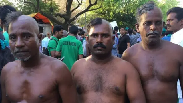 டெல்லியில் நூதனப் போராட்டம் நடத்திய தமிழக விவசாயிகள்