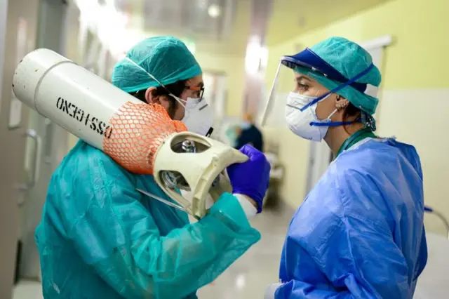 கொரோனா நோயாளிகளின் சுவாசத்திற்காக போராடும் இந்தியா