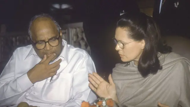 शरद पवार यांनी सोनिया गांधींच्या नेतृत्वावर आक्षेप घेत स्वतंत्र पक्ष स्थापन केला होता.