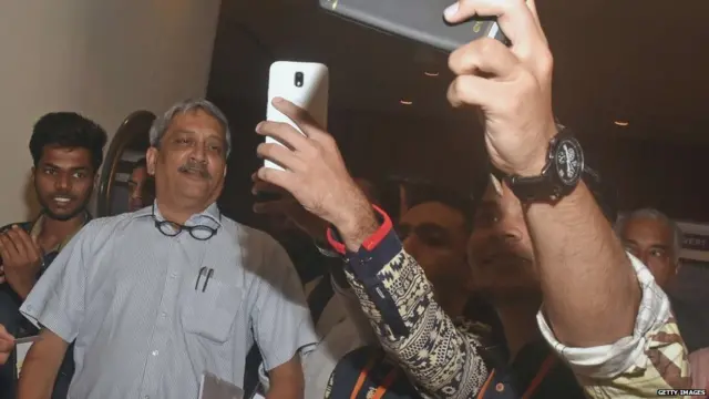 યુવાનો સાથે પર્રિકરની તસવીર