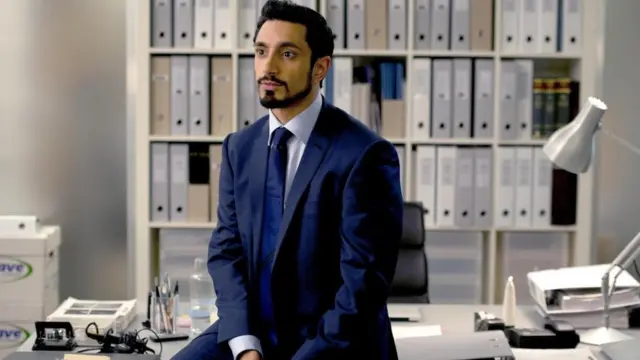 راز أحمد - الذي يظهر هنا في مشهد من فيلم "كلوزد سيركيت" - هو أحد أشهر الممثلين المسلمين في العالم، وقد ألقى في عام 2017 كلمة مُلهمة عن مسألة حجم تمثيل الشخصيات المسلمة على الشاشة