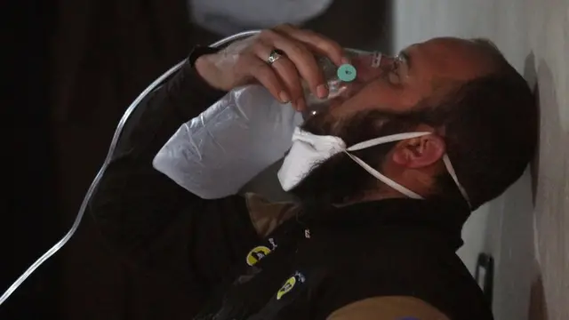 Un hombre recibe oxígeno tras el presunto ataque químico