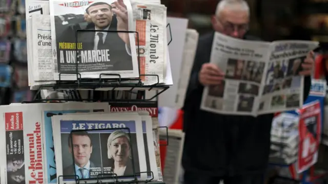 بعض المارة يقرأون الصحف