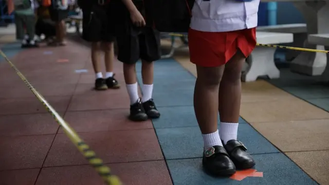 นักเรียนยืนเข้าแถว