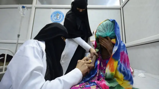 Personal del hospital atiende a Saida.