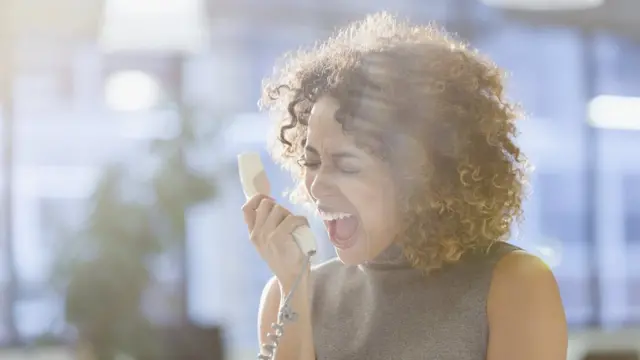 молодая женщина кричит в трубку