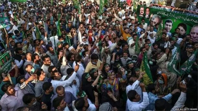 लाहौर में तीन अक्तूबर को एक विरोध प्रदर्शन के दौरान पीएमएल-एन कार्यकर्ता