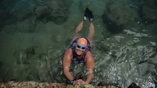 Sulamita Araújo, mais conhecida como Peixinho, dentro do mar